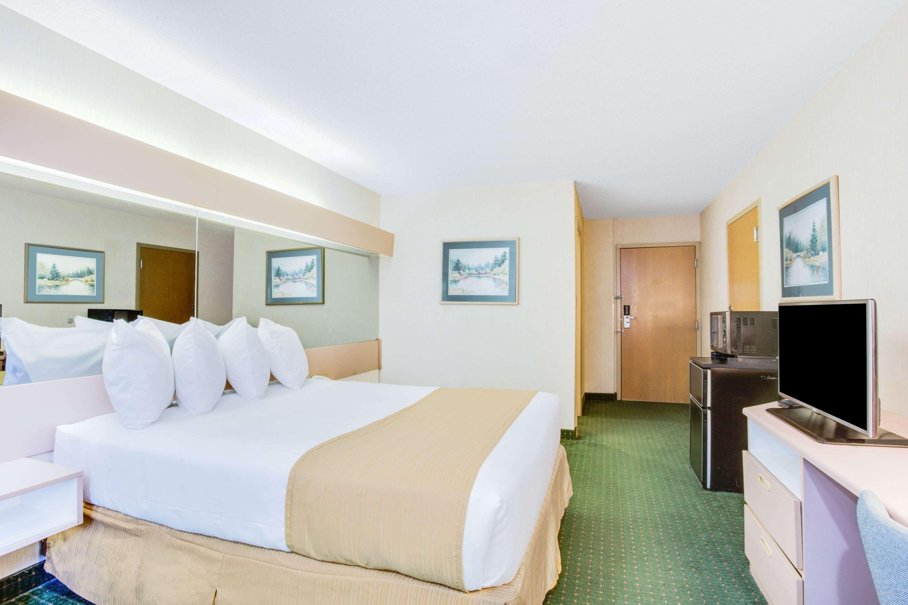 Microtel Inn By Wyndham Greensboro Exterior photo