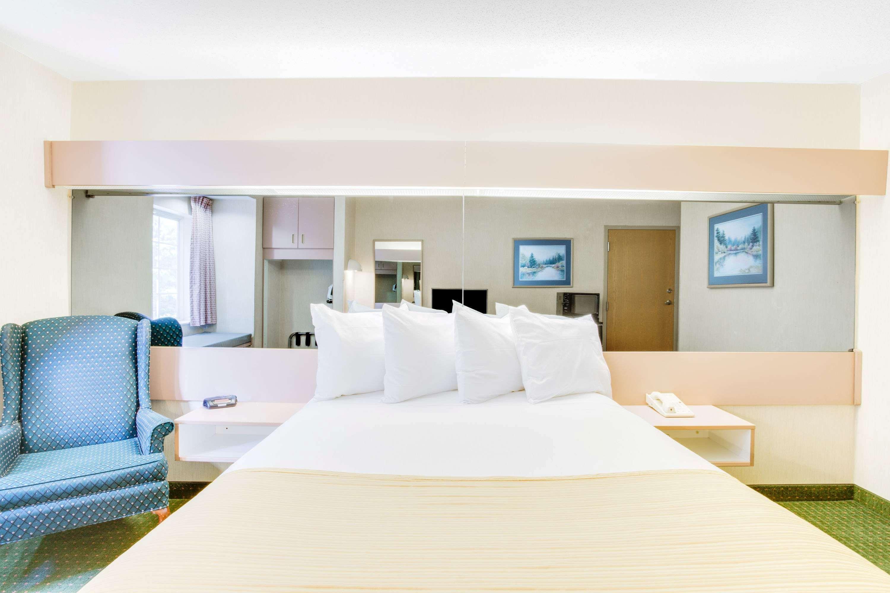 Microtel Inn By Wyndham Greensboro Exterior photo